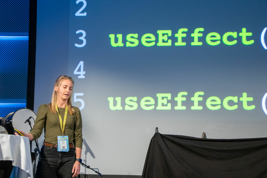 Caroline Odden oppsummerer React Conf. Her fra en tidligere kode24-dagen. 📸: Kurt Lekanger