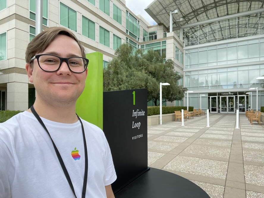 Petter Klingen Wright utenfor Apples hovedkvarter, under en tidligere WWDC-konferanse. 📸: Privat