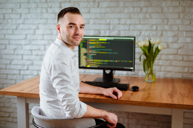 Matteus Kalis driver fortsatt sitt eget selskap, Kalis Media, som nå selger PHP-nettsider til norske kunder fra Polen. 📸: Michał Słota / msphoto.pl