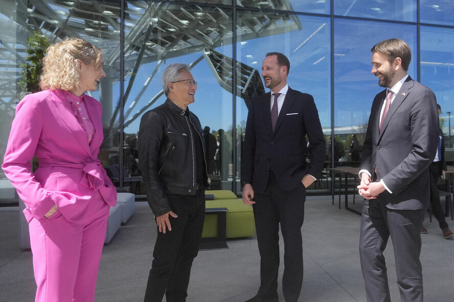 Nvidia-sjef Jensen Huang møter digitaliseringsminister Karianne Tung, kronprins Haakon og Jan Christian Vestre, 16. april i år. Nvidia-sjefen ba Norge hive seg på AI-toget, og Tung gikk samme dag ut og sa at 80 prosent av norsk offentlig skal gjøre nettopp det. 📸: AP Photo / Jeff Chiu / NTB