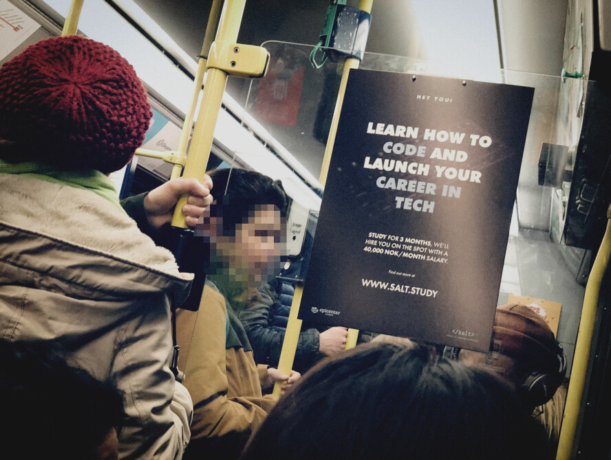 Sånn markedsførte SALT seg på kollektivtrafikken i Oslo januar 2020. Her hevdes det at de ansetter folk etter tre måneder med bootcamp, noe selskapet mener de ikke lenger lover. 📸: Ole Petter Baugerød Stokke