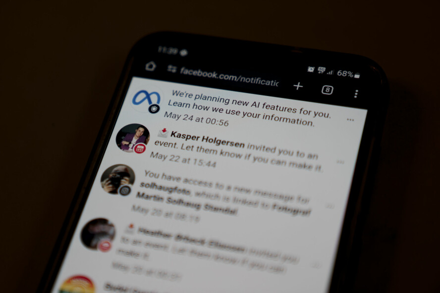 «Vi planlegger nye KI-funksjoner for deg. Les om hvordan vi bruker informasjonen din» har Meta skrevet i et varsel til brukere av Facebook og Instagram. Nå blir Datatilsynet og Forbrukerrådet kontaktet av folk som ikke har noe ønske om å dele denne informasjonen med Meta. 📸: Stian Lysberg Solum / NTB