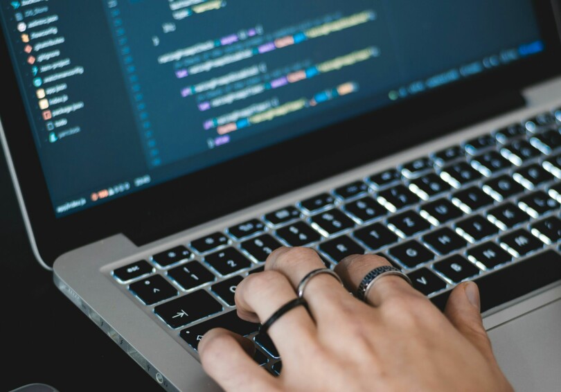 Israelske forskere har vist hvor lett det er å plante ondsinnede VS Code-tillegg på VS Code Marketplace. 📸: AltumCode, Unsplash