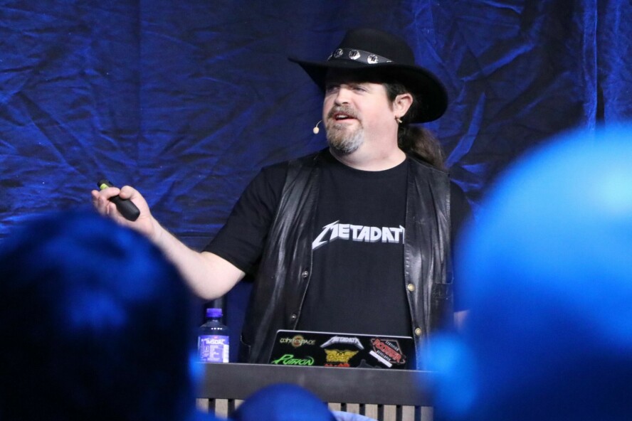 Dylan Beattie har drevet med web-utvikling siden 90-tallet, og står også bak det esoteriske programmeringsspråket Rockstar. 📸: Ole Petter Baugerød Stokke
