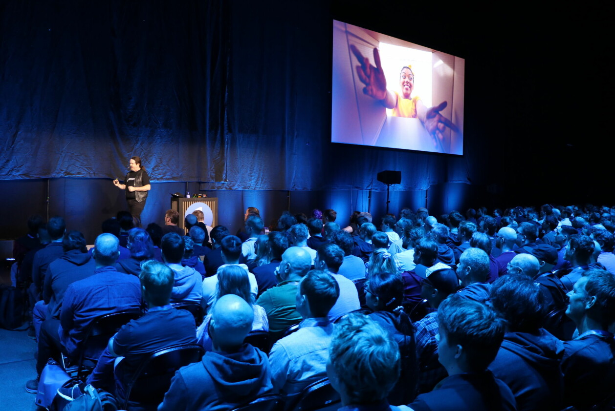 Dylan Beattie snakket til en fullsatt sal på NDC 2024 i Oslo Spektrum. 📸: Ole Petter Baugerød Stokke