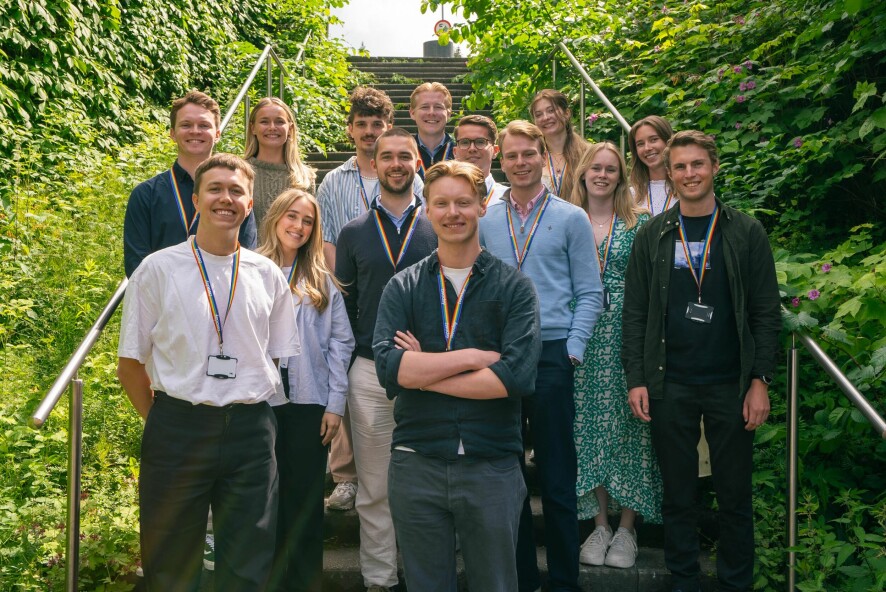 Årets sommerstudenter hos twoday. Bakerste rad, fra venstre, ser du Marcus Hasselberg Ness, Marie Holmeide, Sebastian Hegreberg, Christian Bøe Eriksen, Ingelin Berglund Rasmussen og Synne Bjørnes Johnsen. På andre rad Maria Hafsahl Karlsen, Kristian Tjelta Johansen, Anders Lerang, Sondre Dahl, Anine Syrstad og Eivind Dalholt. På første rad Elias Svinø og Jonas Rønning.