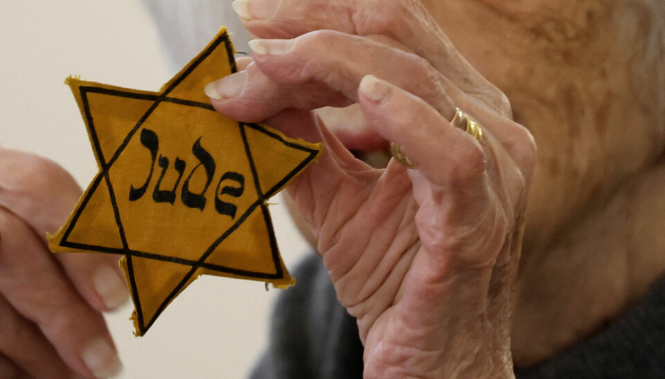AI-teknologi kan misbrukes til å spre løgner om holocaust, advarer FN. Her holder holocaust-overleveren Margot Friedlander opp «jødestjernen» nazistene tvang henne gå med. 📸: Odd Andersen / AFP / NTB