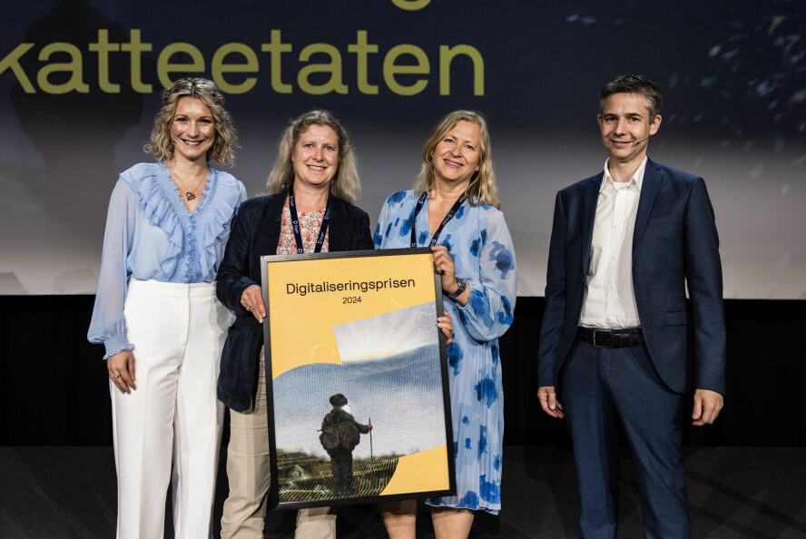 Skatteetaten, representert ved Anette Beichmann og Marta Johanne Gjengedal, vant Digitaliseringsprisen 2024. Her løfter de prisen, flankert av digitaliserings- og forvaltningsminister Karianne Tung og Digdir-direktør Frode Danielsen. 📸: Thomas Barstad Eckhoff