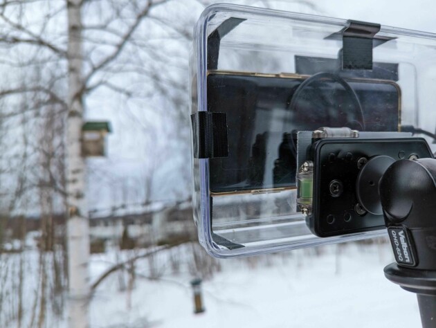 En gammel Android-mobil i en plastboks gjør nytten som utvendig kamera. 📸: Privat