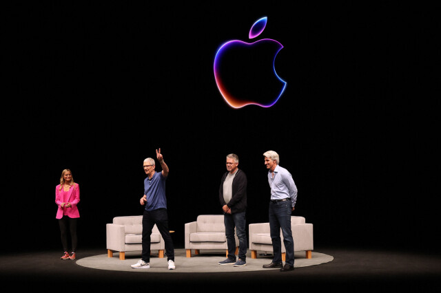 Apple-sjef Tim Cook viste tegnet for seier under presentasjonen av selskapets nye AI under WWDC. Nå er planene for lansering i Europa utsatt. 📸: Justin Sullivan / Getty Images / AFP / NTB