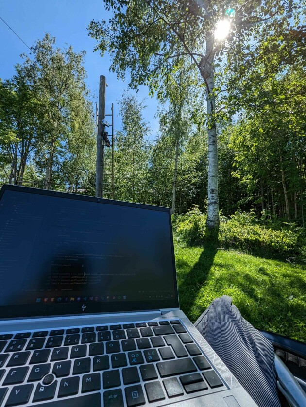 Det finnes verre miljøer å debugge i enn her. Legg merke til debuggings-stigen i bakgrunnen. 📸: Privat