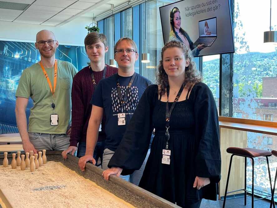 Teamleder Jørgen Tande, med utviklerne Stian Bergsvåg Kaspersen, Gabriel Jonsson, og Ida Michelle Jacobsen, som har vært med på å teste ut GitHub Copilot i Statens vegvesen. 📸: Statens vegvesen