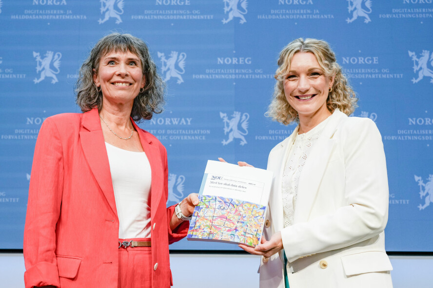 Digitaliserings- og forvaltningsminister Karianne Tung mottok utredningen «Med lov skal data deles» fra utvalgsleder Camilla Selman i Marmorhallen i Oslo. 📸: Terje Bendiksby / NTB