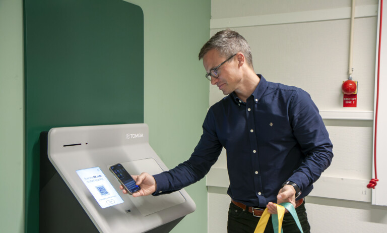 Produktsjef Jonas Døvik i Tomra demonstrerer hvordan du kan pante flasker uten at du trenger å vente på pantelappen. 📸: Kurt Lekanger