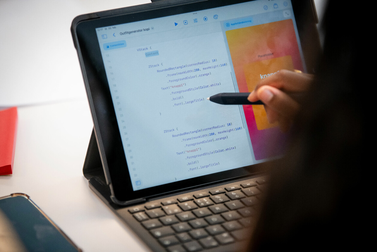 I arbeidet med appen fikk jentene prøve seg på programmering i Swift. 📸: Girl Tech / Gorm K. Gaare