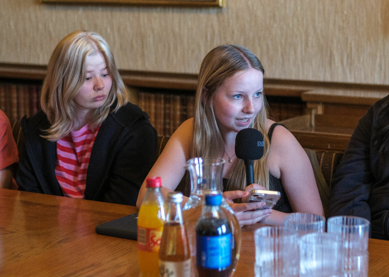 Lilly Kristin Moe presenterer appen hun og klassevenninnene har laget. 📸: Girl Tech