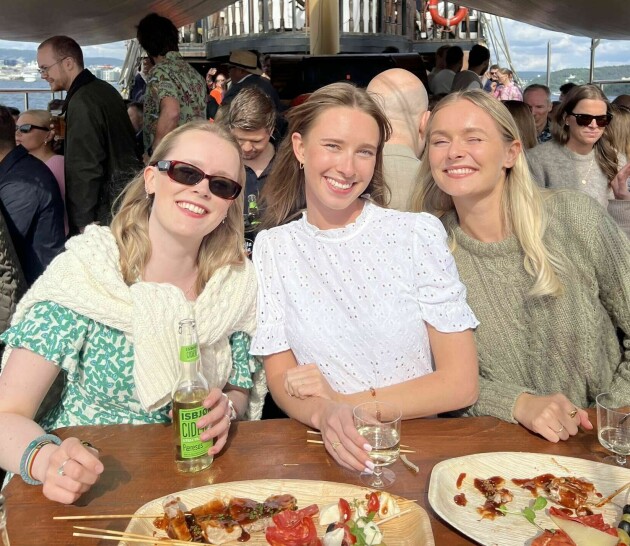 Anine, Synne og Marie Holmeide har alle sommerjobb hos twoday i år. 📸: Privat