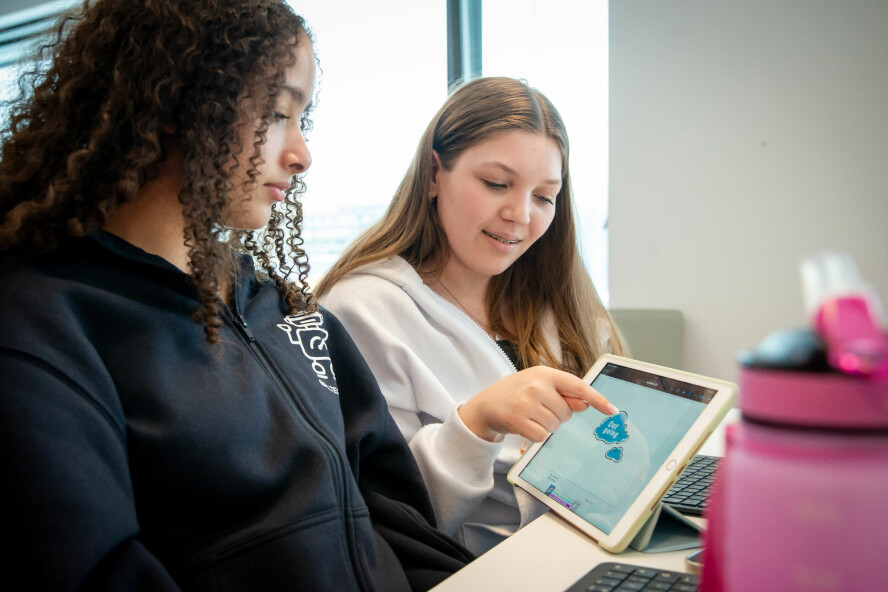 Aya Tounzani (til venstre) synes det har vært gøy å prøve seg på koding, selv om hun ikke vil velge det som yrke. Lena Marek (til høyre) kunne imidlertid tenkt seg å jobbe med appdesign. 📸: Girl Tech
