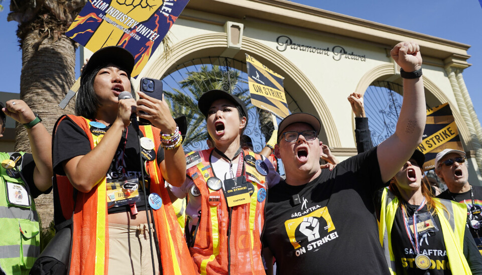 Sag-Aftra-ledere under fjorårets streik i Hollywood. Nå har forhandlingene med spillbransjen stoppet opp over et sentralt element: Beskyttelse mot bruken av KI. 📸: Chris Pizzello / AP / NTB