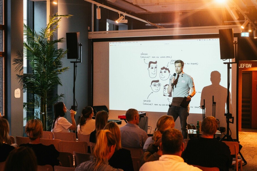 Håkon Høgetveit er tydelig på at etterspørselen etter seniorressurser er stor. Flere virksomheter er villig til å betale for tips fra nettverket til gode kandidater. 📸: Andreas Rønningen