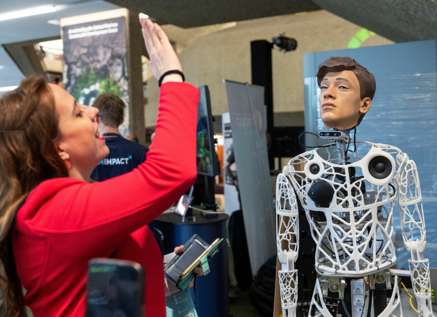 Fysiske roboter som Captcha fra Hidoba Research har et godt stykke igjen før de ser ut som mennesker, men de første chatbotene er nå i stand til å lure oss, ifølge en ny studie. Bildet er fra konferansen AI for Good tidligere i vår, 📸: Denis Balibouse / Reuters / NTB