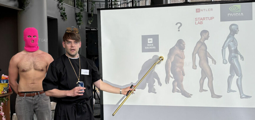 Bildet er fra en meetup i Bergen. Karsten Duus Wetteland påpeker at utkledningen hans med prestekappe og septer bare er for moro skyld. – Vi er ingen sekt! 📸: Privat