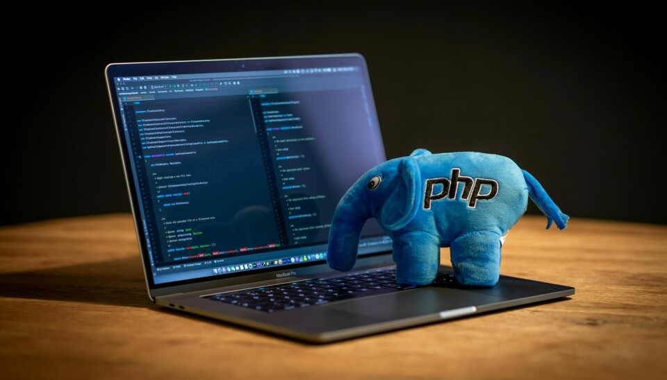 AWS dropper støtte for gamle PHP-versjoner. En undersøkelse viser imidlertid at disse versjonene fortsatt brukes av veldig mange. 📸: Unsplash / Ben Griffiths