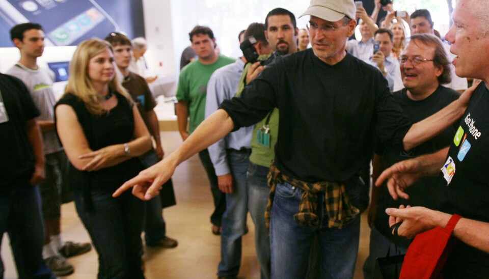 TUAW var i flere år en viktig kilde til nyheter om Apple, blant annet i årene rundt lanseringen av den første iPhonen. Bildet er av Steve Jobs som snakker med kunder etter lanseringen. 📸: Norbert von der Groeben / Palo Alto Weekly / AP / NTB