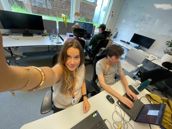 Sanna Hartmann Sellæg bruker sommeren hos SpareBank 1 Utvikling. Her jobber hun med blant annet Eik Hvattum Røgeberg, som også er sommerstudent. 📸: Privat