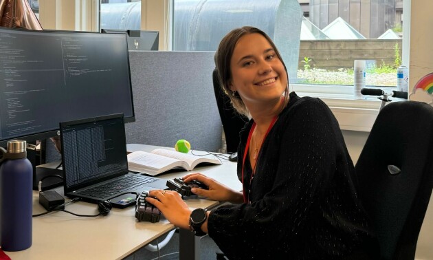 Sellæg tror ikke AI skal ta jobben til norske utviklere. Men arbeidsdagen vil nok bli endret, mener hun. 📸: SpareBank 1 Utvikling