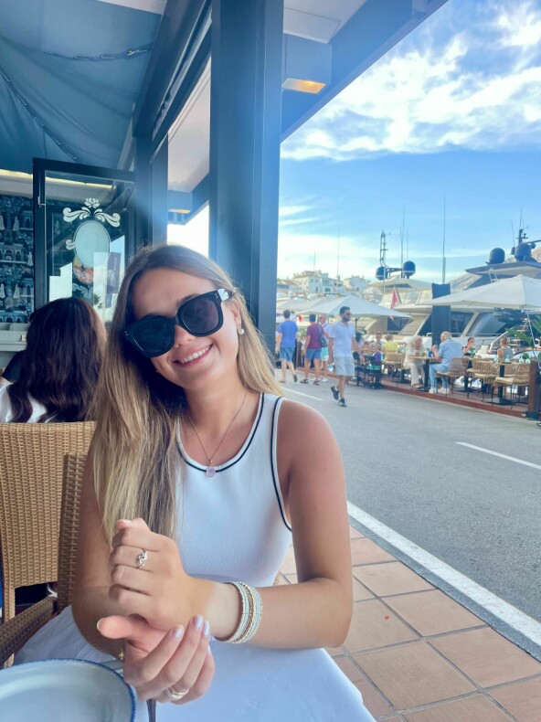 Sellæg er glad for å være blant de heldige som fikk jobb som utvikler i sommer. Hun føler læringsutbyttet er stort, og håper at kollegaene også har lært mye av forklaringene de har gitt henne. 📸: Privat