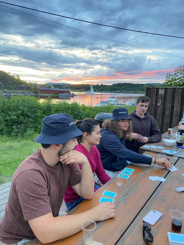 Her er Arran Øystein Kostveit Gabriel, Kine Kai Moe Holthe, Peter Lawrence og Jonatan Valen i en sosial setting. 📸: Privat