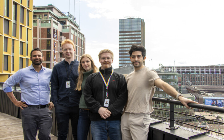 Sommerstudentene har fått bryne seg på praktisk bruk av AI. Fra venstre: Umair Mehmood Imam (Director for Data, Insights and AI), studentene Benedict Leander Skålevik Parton, Julie Nomeland og Mads Saua Balto, samt Tech Lead i AI Lab, Alexander Amiri. 📸: Kurt Lekanger
