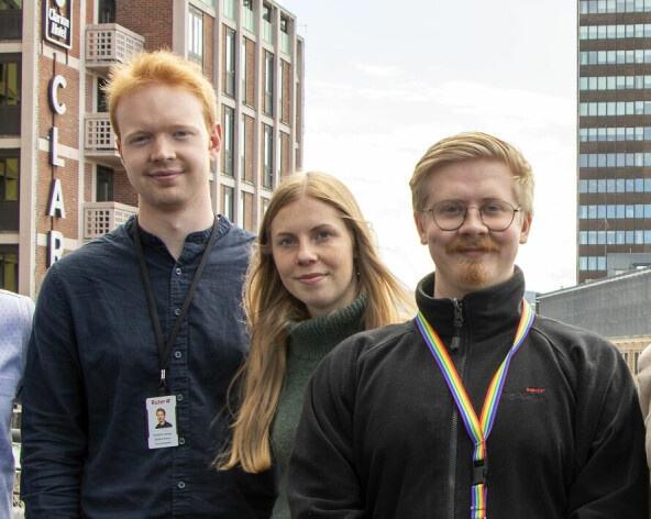 Studentene Benedict Leander Skålevik Parton, Julie Nomeland og Mads Saua Balto synes prosjektet har vært vanskelig, men lærerikt. Den fjerde studenten, Bjarki Thor Norddahl, var ikke tilstede da bildet ble tatt. 📸: Kurt Lekanger