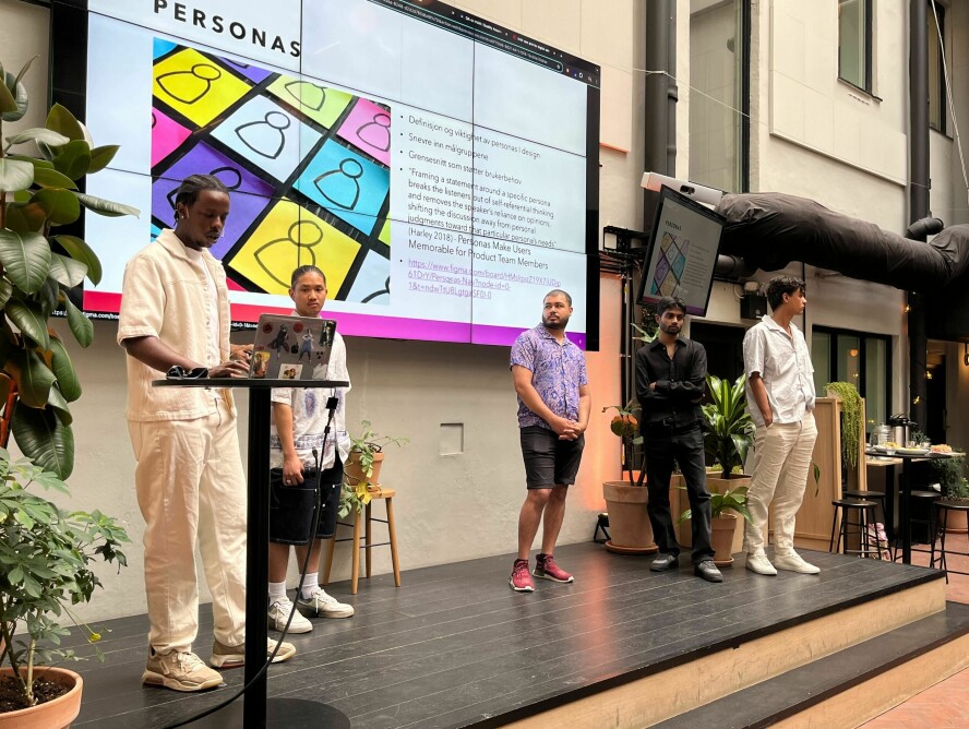 Studentene presenterte prosjektet på Mesh i Oslo. Fra venstre: Shepard Cyiza, Jon Tamon, Bilal Ahmed, Varun Thileepan og Alexander Aarseth. 📸: Privat