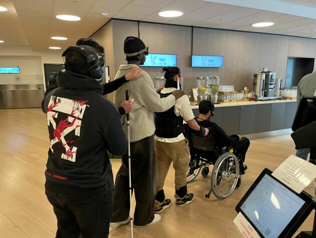 Gjennom en 'empatilunsj' fikk studentene et innblikk i hvordan det er å navigere i hverdagen med noen av sansene fjernet. 📸: Privat