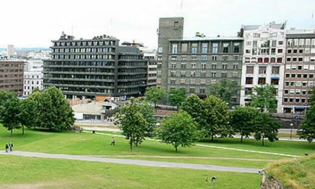 Adera holdt til i Rådhusgata 23 (kvartalet til høyre i bildet) fram til konkursen. 📸: Byantikvaren i Oslo (CC BY-SA 4.0)
