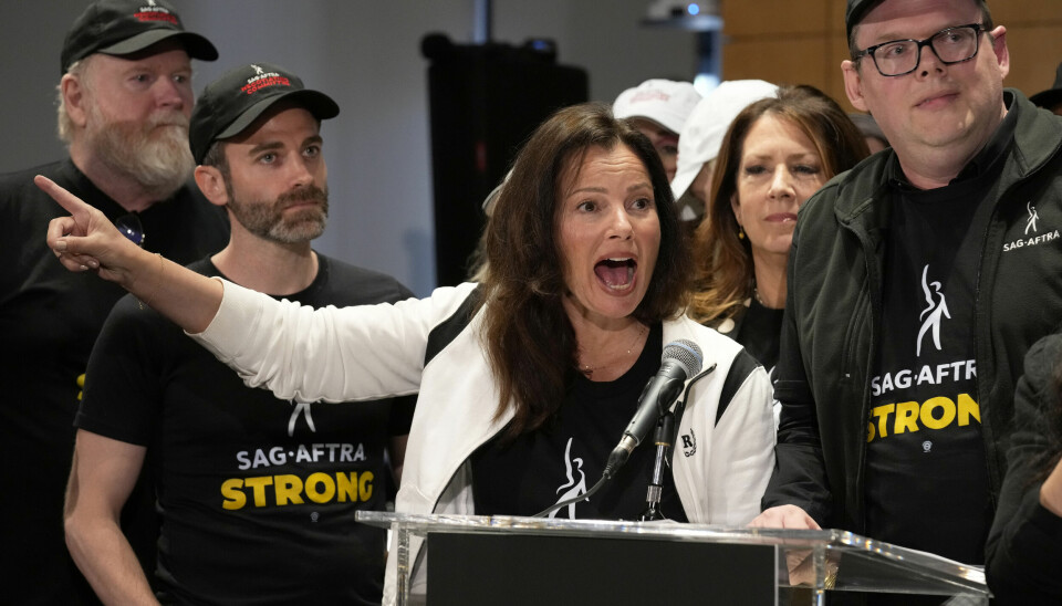 Fran Drescher leder for andre gang på ett år fagforeningen til skuespillere i streik. Begge gangene har AI vært et av stridstemaene. Denne gangen er streiken rettet mot spillstudioene. 📸: Chris Pizzello / AP / NTB
