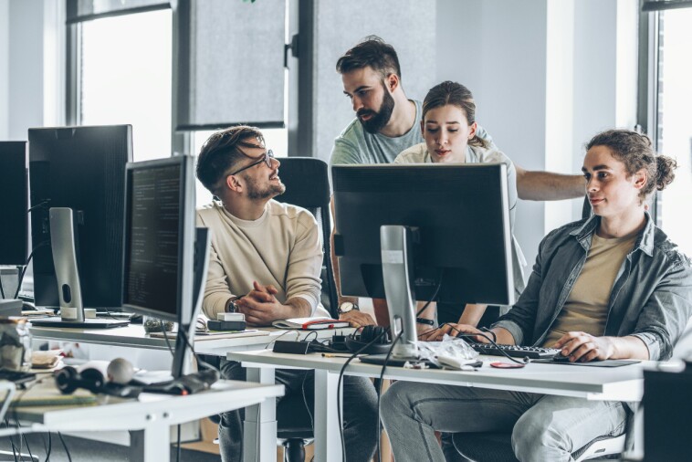 Har du en fetere tittel, har du trolig også mer erfaring, og med det høyere lønn. Men det er ikke nødvendigvis bare erfaringen til norske utviklere som bestemmer lønna. 📸: Shutterstock / NTB