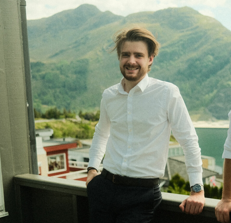 Veien til utviklerjobber ble ikke slik Mathias Henriksen hadde sett for seg. Han mener det gjør at de ofte havner nederst i søkerbunken. 📸: Privat