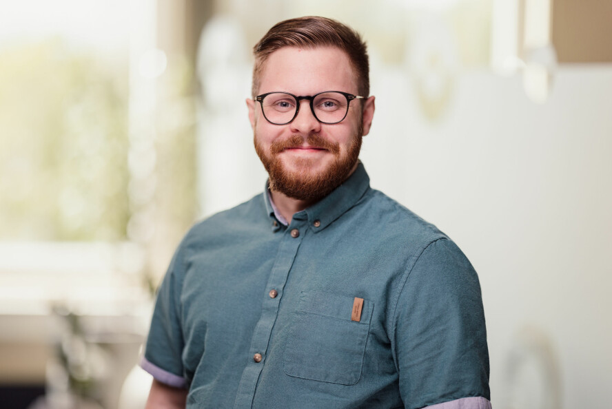 Sommerkoderen Skjalg Alexander Slubowski frykter ikke å bli erstattet av AI. Den sliter for mye i møte med diffuse oppgaver, mener han. 📸: Marius Fiskum / Dualog