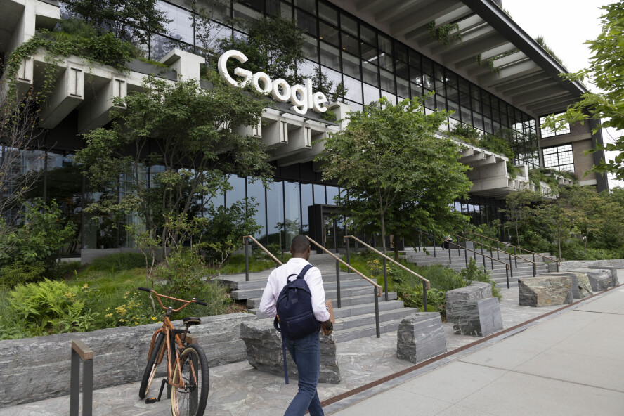 Rundt 15 millioner brukere av passordtjenesten til Google ble låst ute i nesten 18 timer sist uke. Feilen blir nå forklart med at «produktet endret adferd, uten at det ble hindret». Bildet er fra utsiden av Googles lokaler på Manhattan. 📸: Gina M Randazzo / ZUMA Press Wire / Shutterstock / NTB