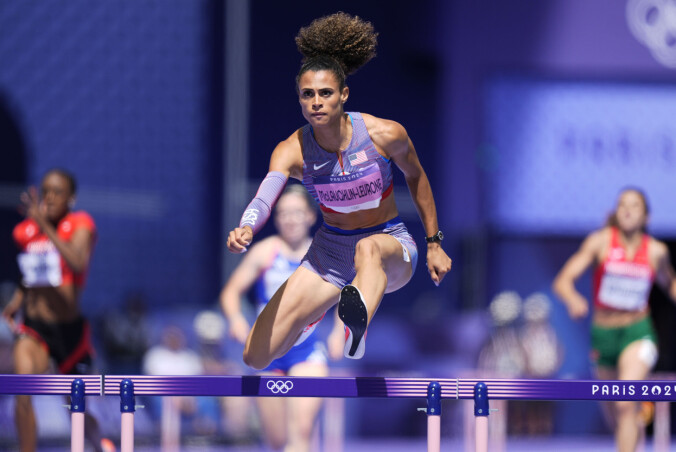 I reklamen får friidrettsstjernen Sydney McLaughlin-Levrone et brev fra et ung fan. Reklamen viser hvordan Gemini skal hjelpe barn uttrykke følelsene sine «perfekt». 📸: Matthias Schrader / AP / NTB