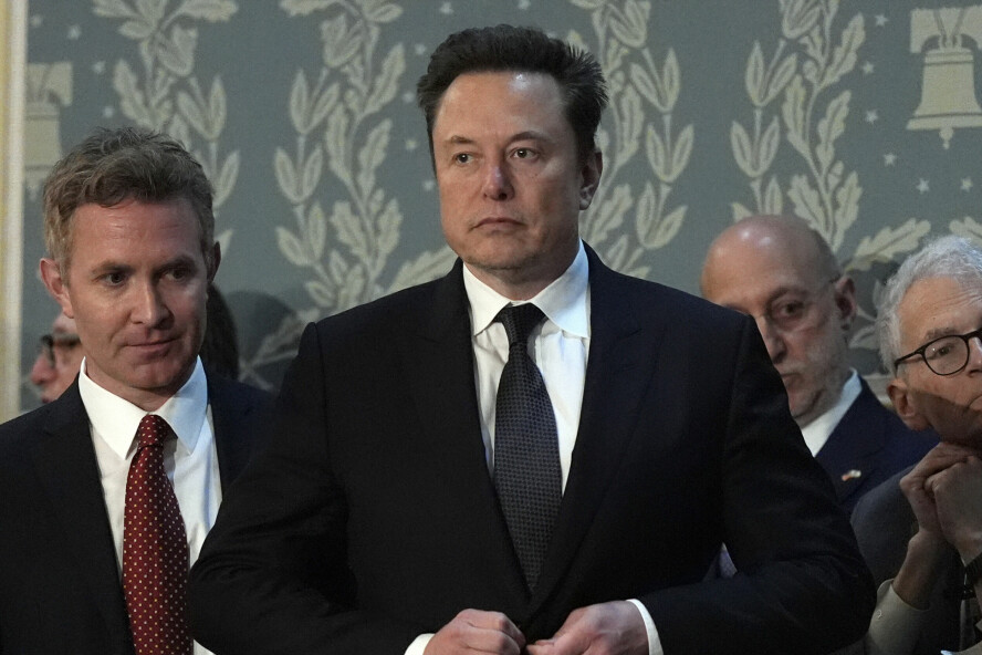 Elon Musk anklages for å piske opp stemningen rundt ytre høyre-opptøyene i Storbritannia etter at han har lagt ut flere kommentarer på X med teksten «borgerkrig er uunngåelig». .📸: Julia Nikhinson / AP / NTB