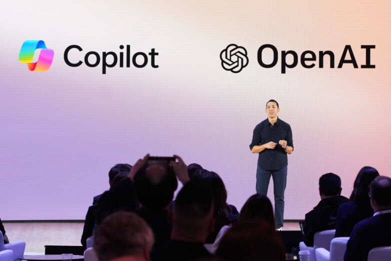 Microsoft satser på Copilot, både for forbrukere og bedrifter. Her Microsofts Yusuf Mehdi på Build. 📸: AP Photo / Lindsey Wasson / NTB