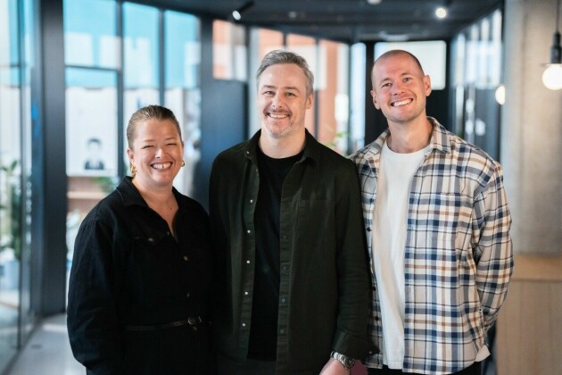 Berit Alvestrand, daglig leder i Funktive, sammen med sine to nye utviklere Patrick Edqvist og Kevin Østmark.