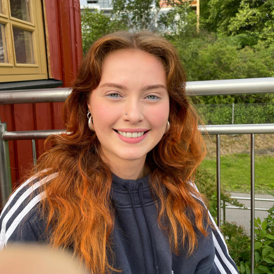 Eiril Solveig Ugulen studerer på NTNU og har i sommer utvikla AI-løsninger hos TV 2. 📸: Privat