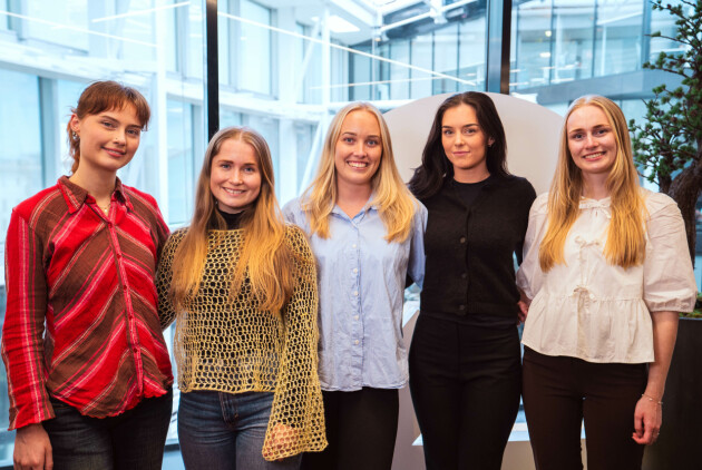 'Til sammen har vi vært 5 jenter fordelt på Oslo- og Bergenskontoret til TV 2 i sommer. Fra venstre; Eiril Solveig Ugulen, Ane Rake, Ingunn Statle Nævdal,Karoline Hamre og Linn Emilie Kalleberg. 📸: Daniel Miranda Risan