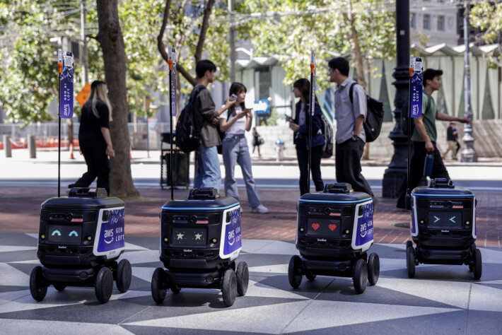 Amazon elsker roboter og AI, og ser for seg at du snart skal 'slippe' å programmere. Her er en gjeng roboter utenfor Amazon sitt AI Robotics Lab i Market Street i San Francisco nylig. 📸: Wittpenn / San Francisco Chronicle / AP / NTB