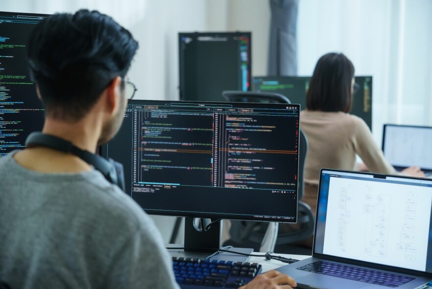 Årets 'Top Programming Languages'-undersøkelse fra IEEE byr på et par overraskelser. 📸: NTB / Shutterstock